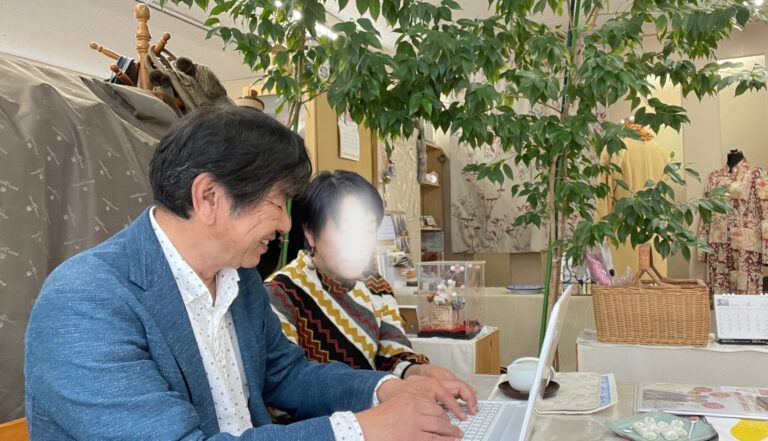 鎌倉出張パソコン教室の講師・山崎博史が生徒さんにパソコンを教えている様子